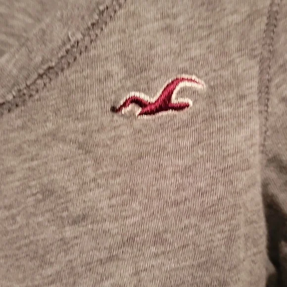 ☀️ Hollister gray top. Size medium - Picture 2 of 6
